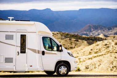 Karavan Almerya İspanya 'nın Tabernas çölünde kamp yapıyor. Karavanla seyahat etmek..