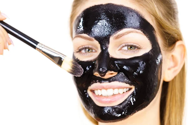 Jonge Vrouw Met Borstel Zwarte Detox Peel Masker Haar Gezicht — Stockfoto