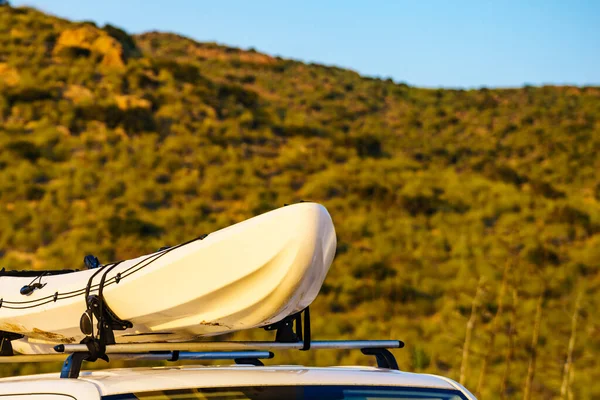 Autotransporter Mit Kanu Auf Dem Dach Gegen Gebirgsnatur Aktives Lifestyle — Stockfoto