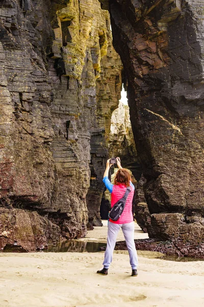 Mujer Turista Tomando Fotos Viajes Desde Formaciones Acantilados Playa Catedral — Foto de Stock