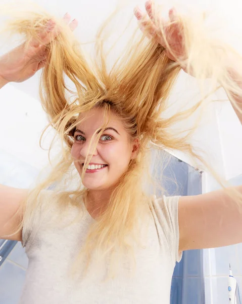 Счастливая Женщина Длинными Светлыми Волосами Позитивная Женщина После Принятия Душа — стоковое фото
