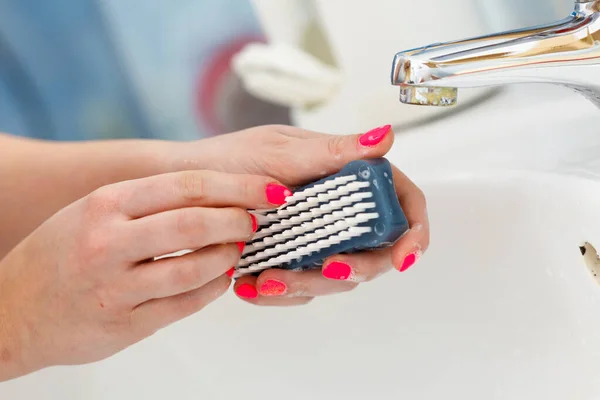 Mujer Lavándose Las Manos Fregadero Para Deshacerse Los Gérmenes Con — Foto de Stock