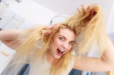 Mutlu kadın uzun sarı saçlı olan. Onun saç sevinç ile bir duş duygu temiz gösterme koşulu aldıktan sonra olumlu erkek