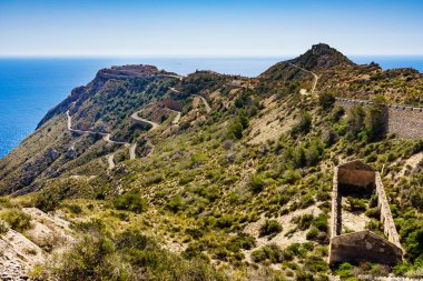 İspanya 'da turistik yerler. Cartagena yakınlarındaki Castillitos bataryası, Cabo Tinoso. Deniz ufkuyla uzaklıktan görünüm.