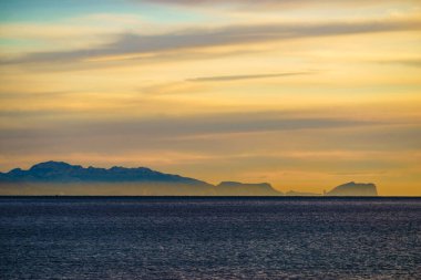 Gün doğumunda deniz manzarası. İspanyol sahilleri. Akdeniz.
