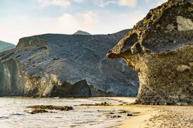 İspanya 'da kıyı manzarası. Cabo de Gata 'daki Monsul plajı Nijar Doğal Parkı, Almeria Endalusia.