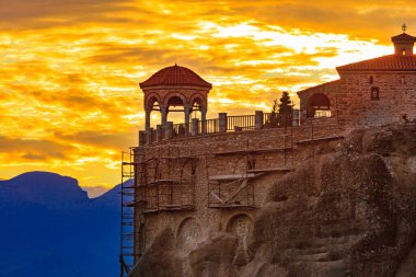 Meteora, Thessaly Yunanistan 'daki kutsal Varlaam Manastırı' nın üzerinde gün batımı manzarası. Yunan varış noktaları