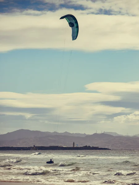 Kiteboarding Cometa Surfista Monta Las Olas Actividad Deportiva Kitesurf Acción — Foto de Stock