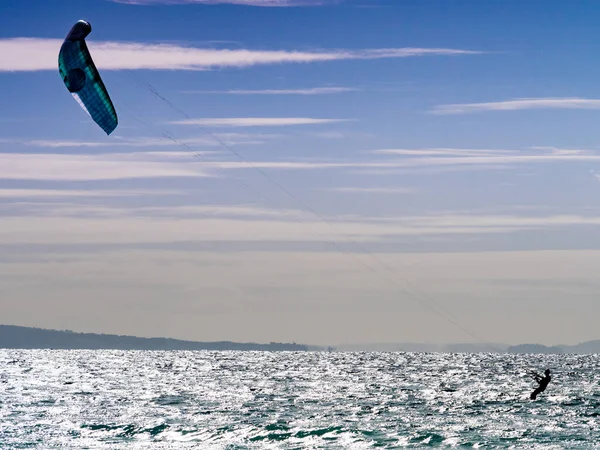 Kiteboarding Drak Surfař Jezdí Vlnách Tarifa Cádiz Španělsku Sportovní Aktivita — Stock fotografie