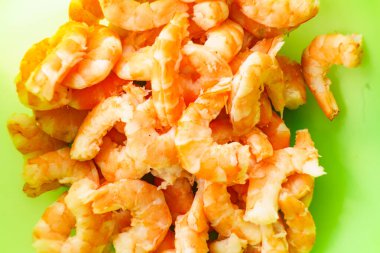 Çiğ karides eti kabuksuz soyulmuş. Deniz ürünleri, okyanus yemekleri..