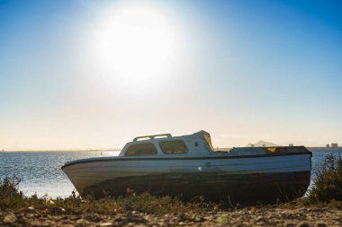 Deniz kıyısındaki eski balıkçı teknesi, Akdeniz kıyısı, San Pedro del Pinatar Parkı, Murcia İspanya.