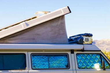 Çatı üstü çadırı olan bir karavan ve doğada kamp yapan bir termal pencere. Tatil gezisi ve gösteriş budalası.