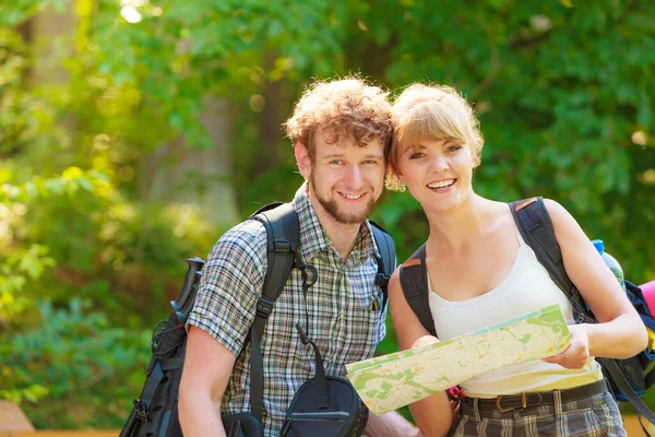 Hombre Mujer Turistas Mochileros Leer Mapa Viaje Joven Pareja Excursionistas — Foto de Stock