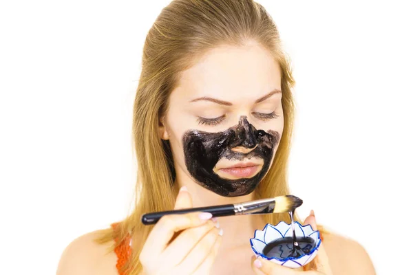 Mladá Samice Nanáší Kartáčovou Maskou Černým Detoxikačním Blátem Obličej Dívka — Stock fotografie