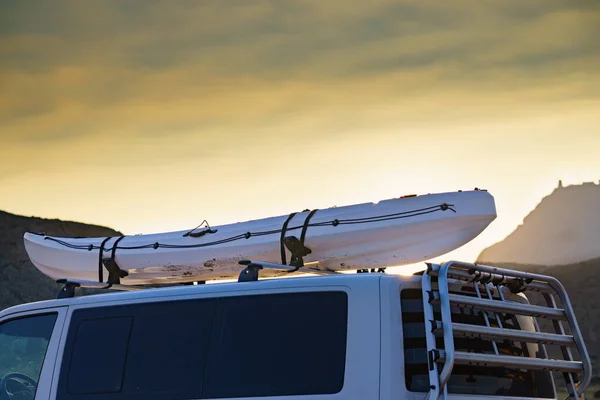 空に対して屋根の上にカヌーと車のバン アクティブライフスタイルスポーツコンセプト — ストック写真