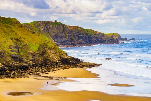 Persone Piedi Sulla Spiaggia Carniciega Costa Delle Asturie Paesaggio Balneare — Foto Stock