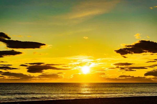 Pôr Sol Sobre Mar Sol Caindo Abaixo Horizonte — Fotografia de Stock