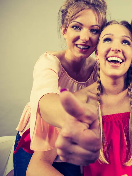 Glada Positiva Kvinnliga Vänner Som Njuter Sin Feminina Fritid Vänskapsbegreppet — Stockfoto
