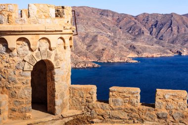 Turistik bir yer. Castillitos bataryası, İspanya Cartagena, Cabo Tinoso. Ortaçağ şatosunu taklit eden tahkimatlar. Askeri sığınak..