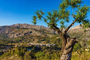 İspanyol dağları kayalık arazi ile kasaba köyü, Alicante vilayeti, Costa Blanca bayramı