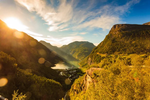 Fjord Geirangerfjorden Med Kryssningsfartyg Vid Solnedgången Utsikt Från Flydalsjuvet Utsiktsplats — Stockfoto