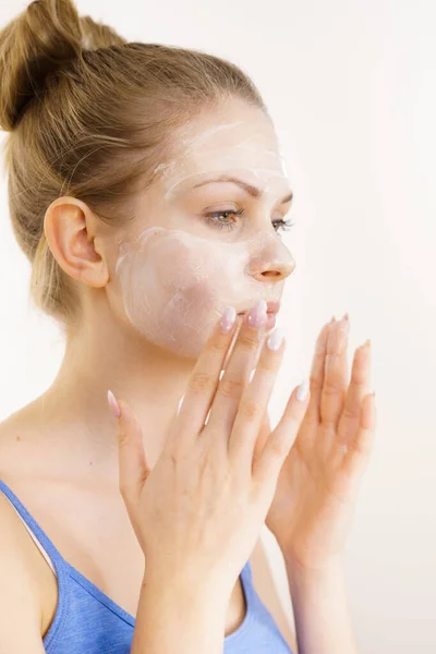 Ung Kvinna Applicera Grädde Kosmetiska Mask Återfuktande Ansiktet Skönhetsbehandling Hudvård — Stockfoto