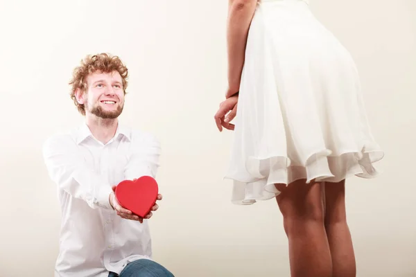 Mann Kerl Mit Herzförmigen Geschenk Box Für Heiße Sexy Frau — Stockfoto