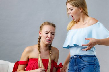 İki genç ve güzel kadın kavga ederken birbirlerine kızıyorlar. Dostluk rekabeti ve kıskançlık sorunları.