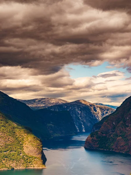 Fiyortların Dağların Inanılmaz Dramatik Manzarası Aurlandsfjord Norveç Teki Skandinavya Manzarası — Stok fotoğraf