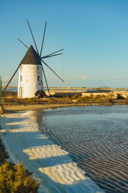 San Pedro del Pinatar Parkı 'ndaki tuzlu bataklıklarda eski tarihi yel değirmeni, Murcia İspanya. Turist eğlencesi