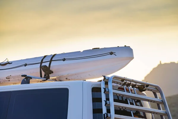 空に対して屋根の上にカヌーと車のバン アクティブライフスタイルスポーツコンセプト — ストック写真