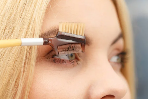 Gros Plan Femme Faisant Son Maquillage Préparant Les Cils Aide — Photo
