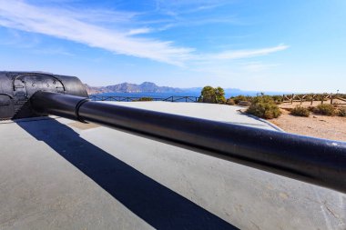 Turistik bir yer. İspanya Cartagena 'daki Castillitos Silah Bataryası. Sahil savunması için askeri top, donanma topları. Mezranon Silahları.