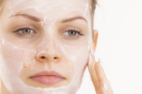 Młoda Kobieta Nakładająca Krem Kosmetyczny Maska Nawilżająca Twarz Zabieg Kosmetyczny — Zdjęcie stockowe