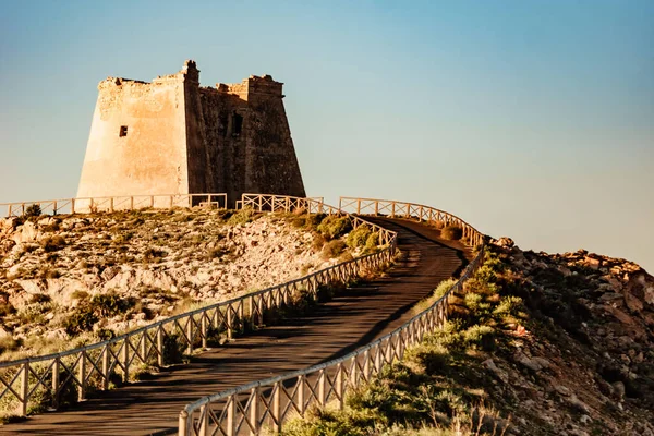 Mesa Roldan gözlem kulesi, Cabo de Gata Nijar Doğal Parkı, Almerya, Endülüs İspanya. Turist eğlencesi.