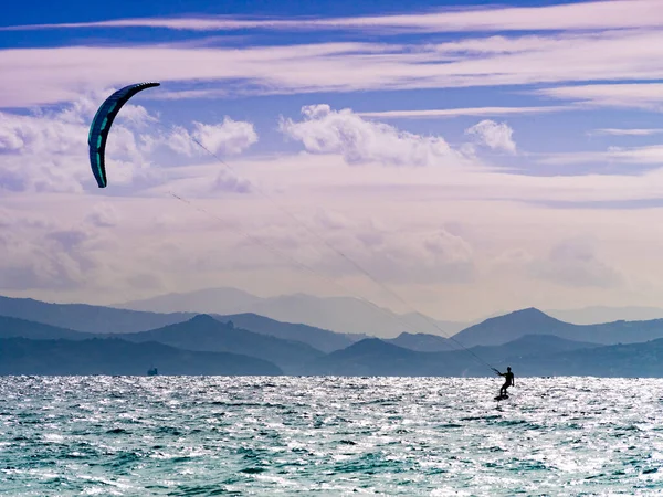 Kiteboarding Kite Surfer Monta Olas Tarifa Cádiz Cádiz Actividad Deportiva — Foto de Stock