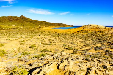 Akdeniz kıyısı manzarası, Murcia bölgesinde sahil kıyısı, Calblanque Bölgesel Parkı, İspanya.