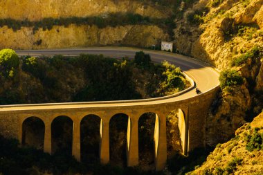 Granatilla Carboneras 'ın tepe manzarası, kıvrımlı yol ve geniş viyadük manzarası. Cabo de Gata Doğal Parkı, Almerya ili, İspanya.