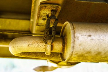 Detaylı görüntü eski hasarlı lastik askılar araba egzoz borusu, egzoz motoru.