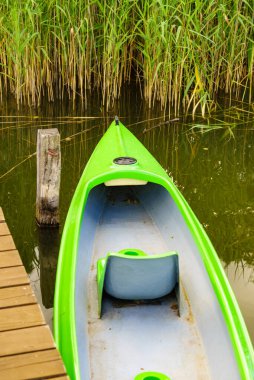 Sakin göl kıyısında bir tekne. Yaz etkinliği.
