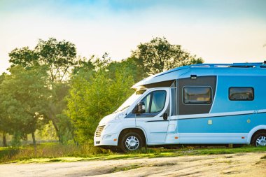 Kamp aracı doğada kamp yapıyor. Kış zamanı yolculuk.