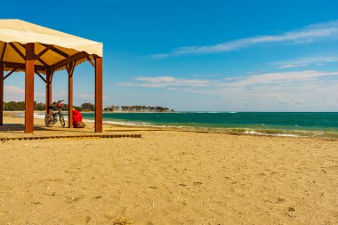 Bisikletli bir kadın İspanya 'nın Endülüs bölgesindeki Quitapellejos Plajı' nda dinleniyor. Tatillerde etkinlik