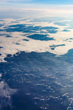 Uçaktan buluta ve karaya bakın. Norveç İskandinavya üzerinde uçan uçaklar.