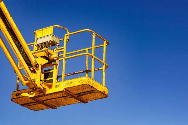 Elevador Cesta Plataforma Elevação Amarela Local Construção Contra Céu Azul — Fotografia de Stock