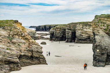 Katedraller sahilinde, sular çekildiğinde, Playa las Catedrales, Ribadeo, Lugo, Galiçya. Kuzey İspanya 'da Cantabric Sahili. Turistik yer.