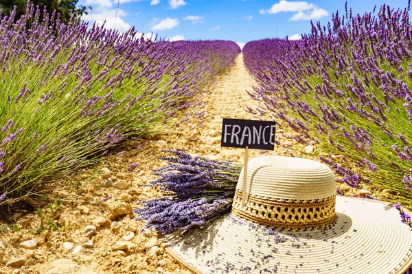 Sombrero Verano Tabla Con Signo Francia Contra Campo Lavanda Fresca — Foto de Stock
