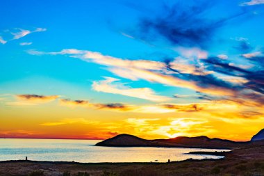 Denizde gün batımı. Deniz kenarında akşam manzarası. Calblanque Plajı, Murcia İspanya.