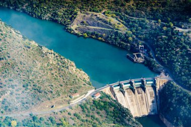 Dağ manzarası ve İspanyol Saucelle Barajı olan Douro nehri. Portekiz ve İspanya arasındaki sınır. Ulusal Park. Portekizli Penedo Durao gözcüsünden görüntü.