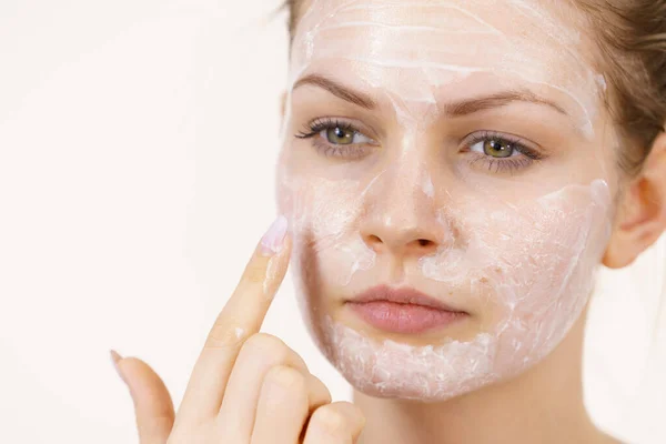 Giovane Donna Applicando Crema Cosmetica Maschera Idratante Viso Trattamento Estetico — Foto Stock