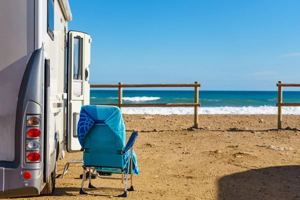 Akdeniz Kıyısında Sandalyeli Karavan Spanya Kumsalda Vahşi Bir Kamp Tatiller — Stok fotoğraf